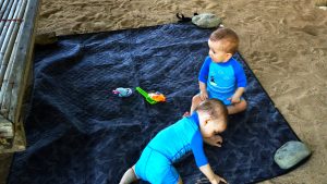 Read more about the article Hasznos (vagy haszontalan?) kellékek babával való strandoláshoz
