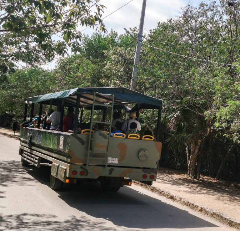 Tulum maja romok gyerekkel busz