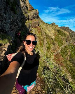 🌺🌿Madeira egy csoda!🌴🩵
Hihetetlen, hogy itt van Európában egy ilyen meseszép világ, ami ráadásul direktjárattal is megközelíthető Budapestről (ami fontos szempont lehet annak, aki gyerekkel utazik).

Bármerre járunk Madeirán, mindenhol csak elképedünk. A sziget minden részéről káprázatos a kilátás. Rengeteg kilátópont van, érdemes minél több helyen megállni, mert a látvány lélegzetelállító.

Madeirán ugyanazon a napon tudsz strandolni az óceán partján és túrázni a felhők felett. Mindezt egész évben! Még januárban is érdemes ide elutazni a családdal, mert ugyanúgy tavaszias idő vár.

Nem tudom, mi ütött a fiaimba, de napról napra szó nélkül legyalogolták a 8-10 km-es útvonalakat hegyen-völgyön át fel és alá, és nagyon élvezték! Amikor a 4. levadán már majd összerogytak a lábaim, ők még könnyedén suhantak végig a sötét alagutak és zöldellő ösvények között.

Ez is a sziget varázsa 🌟.

Úgy örülök, hogy (most az egyszer 🤪) hallgattam másokra. Nem csoda, hogy mindenki odavan Madeiráért. Tudom, azt mondják, egyre turistásabb. Mi az őszi szünetben mentünk. Ennek ellenére, mivel reggelente korán indultunk túrázni a gyerekekkel, sosem volt zavaró a tömeg. A legszebb naplementéket sem tömegben láttuk. Egyedül Funchalban éreztük a tömegjelenséget, de oda csak a hazautazás napján látogattunk el.

Azt mondják, 1 hét nem elég Madeirára. Ezzel egyet tudok érteni, de! 1 hét elég volt arra, hogy magunkba szívjuk a szépséget, a pozitív energiát, az örök tavasz illatát. És ahogy közeledik a sötét, hideg tél, érzem, hogy Madeira pozitív élménye feltöltött, és egy jó darabig kitart majd 🙏🏼. Szóval, ha csak egy heted van, szerintem akkor is megéri elmenni Madeirára.

Aztán persze lehet szervezi a második kört 😛

U.i. A képen látható helyszínek szerintem babával, kisgyerekkel is felkereshetők, hamarosan összegyűjtöm őket 🥰

#utazoanya #madeira #portugália #utazzgyerekkel #gyerekkelvagyok #anyavagyok