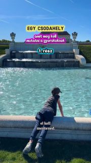 Egy 70 hektáros gyerekparadicsom a határtól csupán 45 percre 🏰🐴⛲️🌷

Ausztria legnagyobb vidéki kastélybirtokát muszáj egyszer megmutatni a gyerekeknek. 😍

Nem sokszor érzem azt, hogy 3 gyerekkel a napom kifejezetten pihentető lenne. De ahogy beléptünk Schloss Hof területére, elfogott a nyugalom érzése. 🌿 Egyből rátaláltunk egy hangulatos szabadtéri gyereksarokra, ahol ledőltünk, tízóraiztunk, aztán a gyerekek felfedezték a játékokat, Mia szaladgált, a szülők pedig chilleztek. ☀️

Irány a következő megálló, egy hatalmas játszótér. Itt is sokáig maradtak volna a fiúk, de indulni kellett a kastélylátogatásra.

Nem tudom, mennyire érdekelné ez a kisgyerekeket, de annyit tudok, hogy az én fiam 1,5 órán át kérdezgette a vezetőnket a kastély részleteiről. 🥹

📌 Magyar nyelvű tárlatvezetés minden hónap első vasárnapján, valamint magyar állami ünnepeken indul 12:00 és 14:30 órakor.

Az ebéd sem maradhatott el, egy finom bécsi szelet a Kräutergarten étteremben. 🍖

Nézzük meg az állatokat! Lovak, szamarak, tevék, és a kiirthatatlan védett állatok mindenhol: az ürgék 🫣

Na de még a 7 teraszos barokk kertet fel sem fedeztük! Egy kis bújócska a növényi labirintusban? Jöhet!

A fiaim kifogyhatatlan energiája eredményeként elmentünk még kézműveskedni, és zárás előtt rátaláltak a golyós játszótérre is (2 euro volt egy fagolyó).

Nem túlzás állítani, hogy Schloss Hof egy gyerekparadicsom, én a helyetekben felírnám a családi bakancslistára 🥰

#utazoanya #gyerekkelvagyok #utazzgyerekkel #schlosshof #programajánló