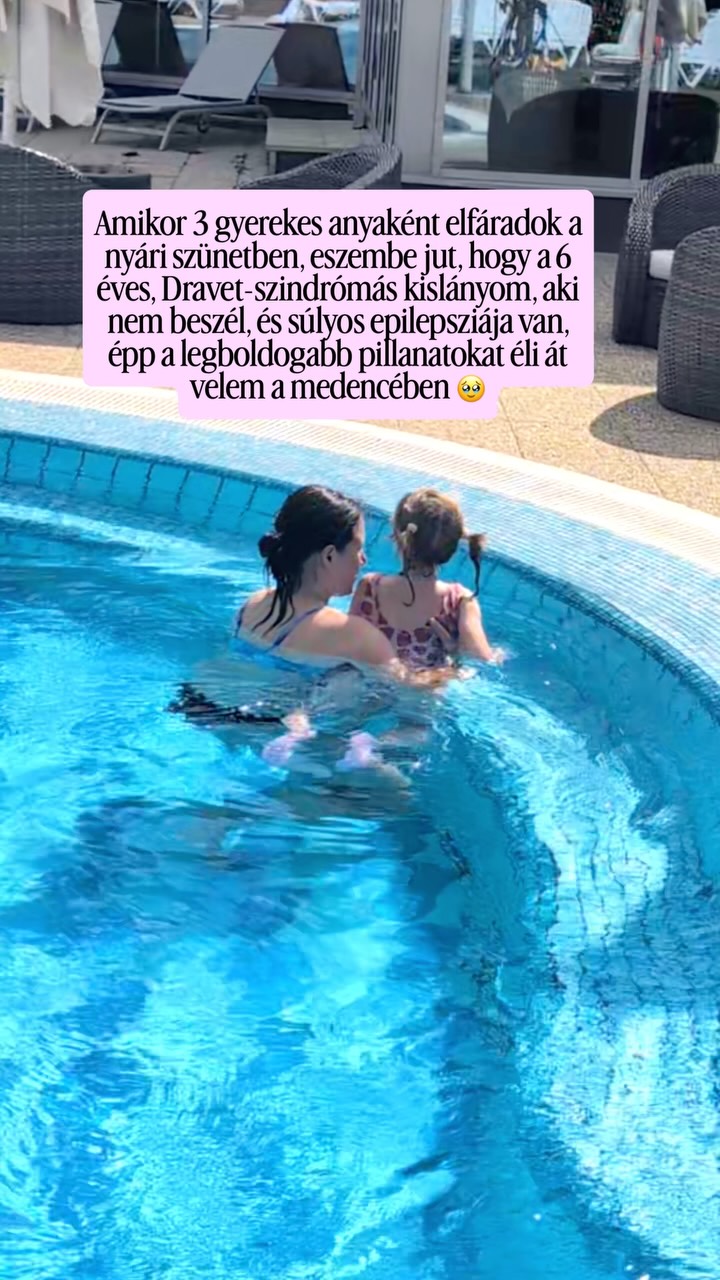 ✨ Ez a lány egy csoda ✨
Bevallom, ezt a nyári szünetet eleve úgy kezdtem, hogy kimerült voltam.
Aztán elindultunk egy kalandos útra a 3 gyerekkel, ahol (nem túl meglepő), nem pihentem 😂

Hazaérkezésünk után nem sokat voltunk otthon, már indultunk is a családommal a wellness hétvégére, ami már 15-20 éve hagyomány, hogy itt ünnepeljük anyukám szülinapját.🎂

Voltak évek, amiket kihagytunk, mert Mia nem bírta a meleget (most szerencsére nem volt kánikula 😍), és olyan is volt, hogy megpróbáltunk elmenni Miával, de sajnos nem úgy alakult, ahogy szerettük volna.

Én mindig is azt vallottam, hogy érdemes újra és újra próbálkozni, mert sosem lehet tudni, Mia épp hogy fogja érezni magát. Kár lenne emiatt örökre bezárkózni.

És mennyire igaz ez!

Ha feladtuk volna a korábbi évekre hagyatkozva, akkor most nem élhettük volna át ezeket a csodás pillanatokat Miával 🙏🏼 most ugyanis szuper állapotban volt, és IMÁDTA a pancsolást.🌊

Mia annyira imádja a vizet, hogy kicsit furdal is a lelkiismeret, hogy nem tudok vele eljárni úszni évközben, pedig nagyon élvezné.🙏🏼

És igen, nagyon elfáradtam a nyári szünet első 5 hetében, éjjel-nappal 3 gyerekkel.

De Miát ilyen önfeledtül boldognak látni mindent megér ♥️ és ezekre a pillanatokra szeretnék évek múlva is visszaemlékezni.

Ha bizonytalan vagy, megéri-e a pakolás, a szervezés, a fáradtság ami a kisgyerekes nyaralással együtt jár, akkor a válaszom egyértelműen IGEN ☀️🌊🏖️👶

Nektek hogy telik a nyári szünet? Kommentben jelezd emojikkal 🥰☀️🤯🙈

Mia itt fel is avatta az ùj @slipstophungary cipőket, én pedig egész nyáron a @lillaselleibags bikinifelsőmben lógok. 😍
