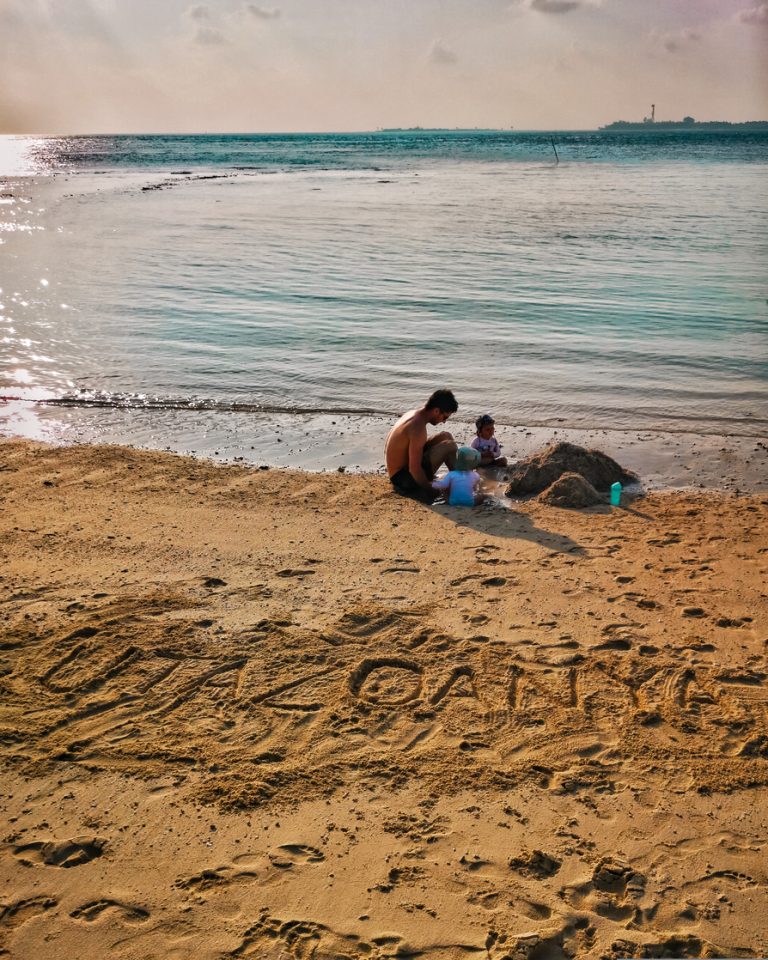 strandolás babával tengerpart