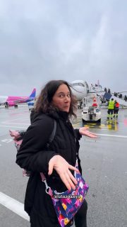 😱🥳 8 év után először repültem külföldre úgy, hogy nem voltak velem a gyerekek, és terhes sem voltam ✈️
Igaz, csak 48 órát voltam távol, péntek 10 körül indultam el otthonról a reptérre, és vasárnap reggel 10-re már otthon is voltam 🙈🤷🏻♀️
És hogy hova és miért repültem?
Gdanskba!
Azért, mert… miért ne?
És azért, mert tavaly elnyerte az Európa legszebb karácsonyi vására díjat, és mert annyi szép képet láttam onnan, és mert olcsó volt a repjegy - és a szállás is 👌
És mert a húgom is benne volt a buliban 🙌🏼
A húgommal a gyerekek előtt is utazgattunk kettesben (pl. Ciprus, Alicante), aztán Miával hármasban voltunk sok helyen (legutóbb Athén, tavaly Nizza), meg más felállásokban anyukámmal és a többi tesóval (Dubai, Luxemburg, Rimini), és boldogsággal tölt el, hogy a sok nehézség és hullámvölgy ellenére is megmaradt a testvéri kötelékünk, és a közös élménygyűjtésről sem kellett lemondanunk. 🥰♥️
A karácsonyi vásár nyitóhétvégéjén érkeztünk, és nagyon kíváncsi voltam, mit tud egy díjnyertes karácsonyi vàsár, miben különbözik a többitől.
Azt kell hogy mondjam, fenomenális volt.
Na de ennyi elég is lesz elsőre, tartsatok velem, ha érdekel titeket Gdansk 🥰 és akkor is, ha érdekel, milyen érzés volt 8 év után először gyerekek nélkül elutazni. Mert bizony kavarogtak bennem az érzések…
Ki járt már ott?
És ki utazott már el gyerekek nélkül?
#gdańsk #lengyelország #utazás
@wizzair
Táskám, mint mindig: @lillaselleibags