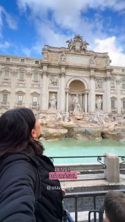 Évindító kiruccanás 3 gyerekkel a téli szünetben 🇮🇹🍝 ami nem úgy sült el, ahogy azt elképzeltem 🙈😕

A videóban elmesélem a részleteket. Kíváncsi vagyok, veletek történt-e már hasonló, ahol ennyire összejött minden?

Mivel nálunk fontos a karácsony, az ünnepi időszak és a szilveszter is, legkorábban január 1-én jöhetett szóba az elindulás 🥂✈️🤯 ami végülis jó jel, hisz amit az év első napján csinálsz, ugye…

Szóval miután december 31-én 3 szilveszteri buliban is részt vettünk, az év első napját indiai lencsével indítottuk, aztán jöhetett a pakolás, délután pedig irány a reptér a 3 gyerekkel!

Elsején már Rómában hajtottuk le fejünket, és vártuk a kalandokat.

4 napunk volt felfedezni a várost, de sajnos már az indulás előtt láttam, hogy rossz időt jósolnak ☔️ pont most???

Ehhez képest az első 2 napon szerencsénk volt, mert csak délután kezdett el esni. Az utolsó 2 napon viszont már reggeltől estig szakadt az eső, a múzeumokban pedig tömegnyomor volt, így se bent, se kint nem volt komfortos a létezés.

Ritkán mondok ilyen, de most bevallom: alig vártam, hogy hazautazzunk végre 😌😳

Szerencsére nem dobtam érmét a Trevi-kútba, így egyelőre úgy tűnik, semmi nem garantálja, hogy én valaha visszatérek Rómába.

#rómagyerekkel #róma #olaszország #családiutazás #utazoanya