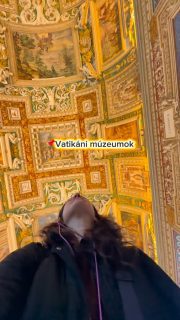 Vatikán ⛪️ | együttműködés
Ha Rómában vagytok, valószínűleg a Vatikán is bakancslistás lesz számotokra, még gyerekekkel is.

Mi a Vatikáni Múzeumokat csoportos, skip-the-line vezetett túrán jártuk be, amit a GetYourGuide-on foglaltam.

Nem fogok hazudni, a tömeg óriási volt. A skip-the-line jóvoltából 10 perc alatt bejutottunk, és könnyen megtaláltuk a vezetőnket.

⏳ A program kb. 3 órás volt, és rettentő intenzív volt az élmény. A szakadó esőben újabb hosszú sort ezután nem lett volna erőnk végigállni, éhesek is voltunk.

3 érdekesség a Vatikánról, amit érdemes tudni:

1️⃣ A Vatikán 1929 óta önálló állam, a világ legkisebbje, mégis elképesztően gazdag kulturálisan és történelemben.
2️⃣ A Szent Péter-bazilika a világ legnagyobb temploma, és a reneszánsz egyik legismertebb mesterműve.
3️⃣ A Sixtus-kápolnában tilos fotózni és videózni, de cserébe élőben csodálhatjuk meg Michelangelo Az utolsó ítélet című alkotását a mennyezeten. A libabőr garantált, ha el tudsz vonatkoztatni az embertömegtől.

Én mindenképp javaslom, hogy előre (1 hónappal) vedd meg a skip-the-line jegyet, menj minél korábban reggel, és kerüld az iskolai szüneteket minden áron. És a szakadó esőt is 😂

A kódommal: UTAZOANYA5 minden GetYourGuide foglalásból 5% kedvezményt kapsz.

Volt már köztetek, aki járt a Vatikánban gyerekkel? ⛪️✨

@getyourguide @getyourguidecommunity 
#vatikán #gyerekkelvagyok #vatikan #olaszország #utazoanya