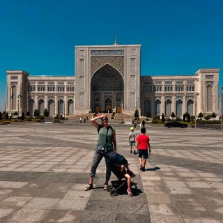 Üdvözlet Tashkentből, Üzbegisztán fővárosából 🥳 ami egyben Közép-Ázsia legnagyobb és legnépesebb városa is 🇺🇿
És akkor kezdődhet is a 4 hetes utunk beszámolója, amit a nyári szünet elejére időzítettem, megünnepelve, hogy a fiaim sikeresen elvégezték az első osztályt 🥳♥️
Üzbegisztánba egyébként nem érdemes nyáron menni, a nagy hőség miatt. Minket is egyből 36 fokos kánikula fogadott, és mivel előre tudtam, hogy ez lesz, 3 nap után már repültünk is tovább innen.
Üzbegisztán többi részének felfedezése még várat magára, de Tashkent is tartogatott számunkra izgalmakat, úgyhogy tartsatok velünk 🤗
Ki járt már itt?
🙋🏼♀️
#utazoanya #tashkent #üzbegisztán #gyerekkelvagyok #utazikacsalád