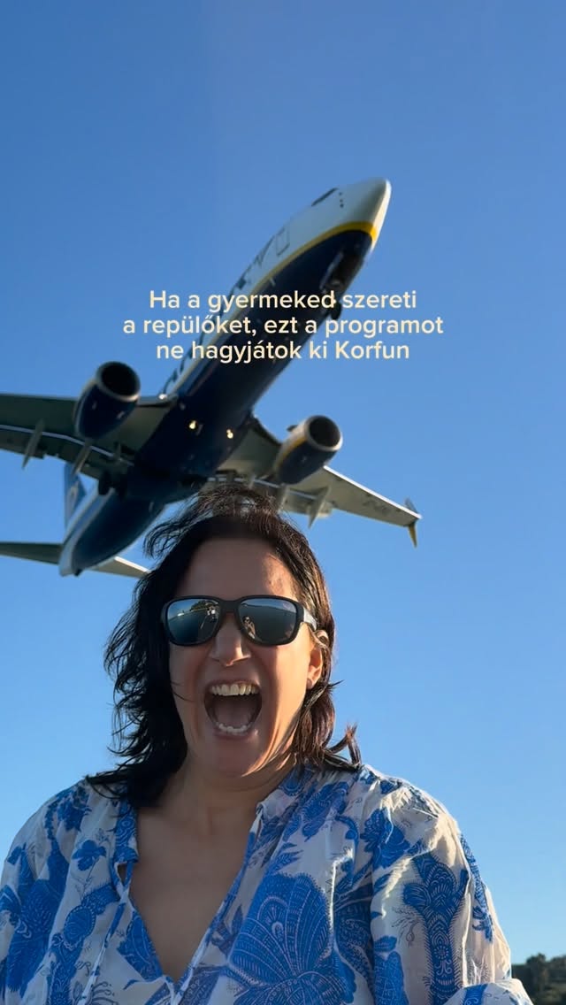 Ilyet még tuti nem láttatok közelről a gyerekekkel 😱✈️

A Kanoni-gát Korfu egyik legőrültebb pontja, ugyanis a repülők konkrétan a fejed felett pár méterrel húznak el leszálláskor! 😬🫪

A kifutópálya közvetlenül a tengeröböl mentén fekszik. A fenti teraszokról és a gátról is elképesztő a repülők látványa.

Mit ne hagyj ki, ha erre jársz?

🔹Séta a gáton: a Kanoni-félszigetet és Perama falut egy keskeny gyalogoshíd (gát) köti össze. Itt kell állnod hogy a fejed felett repüljenek a repülők. Szó szerint érezni a hajtóművek szelét. Nagyon izgalmas volt, nem csak gyerekeknek ajánlott 🤭

🔹Vlacherna kolostor: a hófehér kis templom a móló végén olyan mint egy klasszikus korfui képeslap fotó helyszíne.

🔹Kávézás a dombtetőn: a Cafe Kanoni teraszáról az egész öblöt és a kifutópályát belátni egy hűsítő frappé mellől. Az árak sincsenek itt elszállva, egy nagy adag 1 személyes meze 5,5 euróba került (a sör pedig annyi mint kb mindenhol, 6 euró 4 dl).

✨PRO TIPPEK a látogatáshoz✨

📲 Figyeld a Flightradar24 appot, hogy pontosan tudd, mikor érkeznek a gépek! (vagy simán írd be a keresőbe, hogy érkező gépek Korfu). Amikor ott voltunk kb 20 percenként jöttek, de volt amikor egy teljes órán át nem jött egy sem.

⏰Legjobb időpont: mi délután mentünk, és végignéztük a legszebb naplementés fényeket is, csodás volt! 🥹

🧢A gépek szele elképesztően erős! A sapkát, napszemüveget és a telefont (és a gyerekeket) szorosan fogd! Az első ilyen löketnél eléggé megijedtem 🙈

🚎Hogyan juthatsz ide?

Korfu városából a 2A busszal mentünk, a jegy 2 euro volt egy irányba (a vezetőnél vettük kártyával). Parkoló is van ha autóval érkeznétek.

Mentsd el ezt a posztot a korfui bakancslistádra! 📌

Ti eljönnétek ide?

#korfu #kanoni #görögország #utazás #utazoanya
