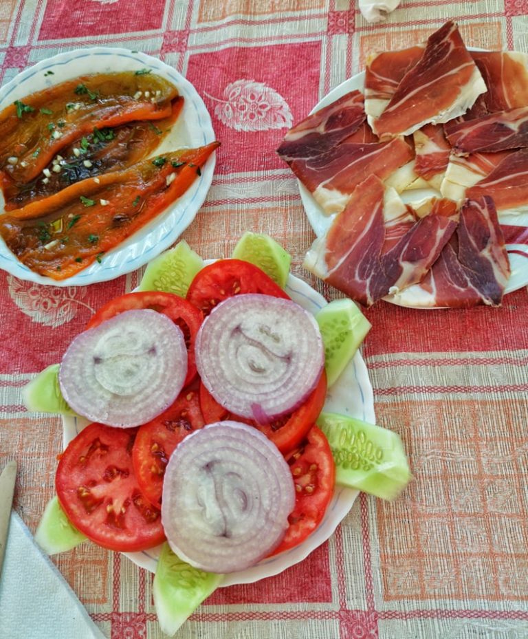 Montenegró helyi friss ételek sonka paprika Shkoder