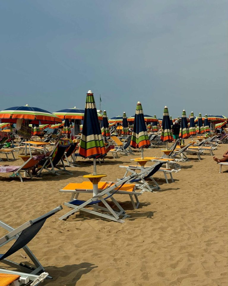 Bibione látnivalók strand napágyak homokos