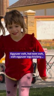 🩷6 éves lett az egyetlen kis Mia babám 🥹🥳🎈
Minden év, amit átélhetek az egyetlen kislányommal, egy igazi érzelmi hullámvasút. Ez a lány tele van szeretettel, kedvességgel, és céltudatossággal. Öröm nézni, ahogy nap mint nap küzd és eléri az apró kis céljait.

Az élet Miával kegyetlenül nehéz is egyben. Minden egyes nap egy kihívás. Minden nap vállon veregethetem magam, hogy ezt is túléltük.

Mia egy egészséges terhesség és egy tökéletes szülés után 7 hónapig tünetmentesen, egészségesen fejlődött, és akkor jött a hirtelen sokk.

Több elhúzódó lázgörcset követően a @bethesdagyermekkorhaz -ban pillanatok alatt felállították a tragikus, de tűpontos diagnozíst: Dravet-szindróma.

Mia ma lett 6 éves, de:

🔹Nem beszél
🔹Leállt a kognitív fejlődése 1 évesen
🔹Mozgásában korlátozott
🔹Nem szobatiszta
🔹Gyenge az immunrendszere

❗️A társadalom kilökte magából, hiába volt joga óvodába járni, se 3, se 4, se 5 évesen nem kapott helyet sehol.

De Mia egy harcos: eljött velem 52 országba, és a legjobb útitárs ♥️ Legyen az Új-Zéland, Mexikó vagy Argentína, Mia mindenhol jól tudja érezni magát.

Sajnos nem lesz egyszerűbb az élet ezzel a betegséggel, a hullámvölgyek is egyre mélyebbek, de nem adjuk fel. Éljük tovább az életet, kalandozunk a világban, és HÁLÁT ADUNK akkor, ha épp jól van Mia.

Boldog 6. születésnapot kis Mia babám 🫂✨
Mindennél jobban szeretünk 💕

#dravet #dravetwarrior #utazoanya #epilepszia #dravetszindróma