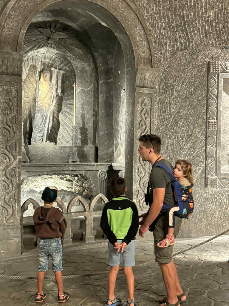 Wieliczkai sóbánya gyerekkel réteges öltözet