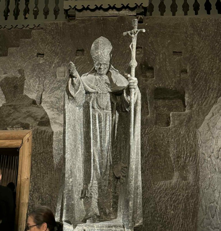 II. János Pál pápa sószobor Wieliczka sóbánya