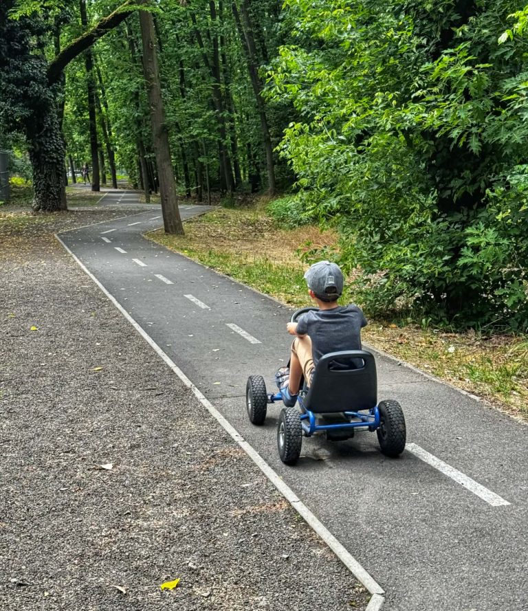 Debrecen gyerekprogramok Sziget-kék játszópark kisautó bérlés
