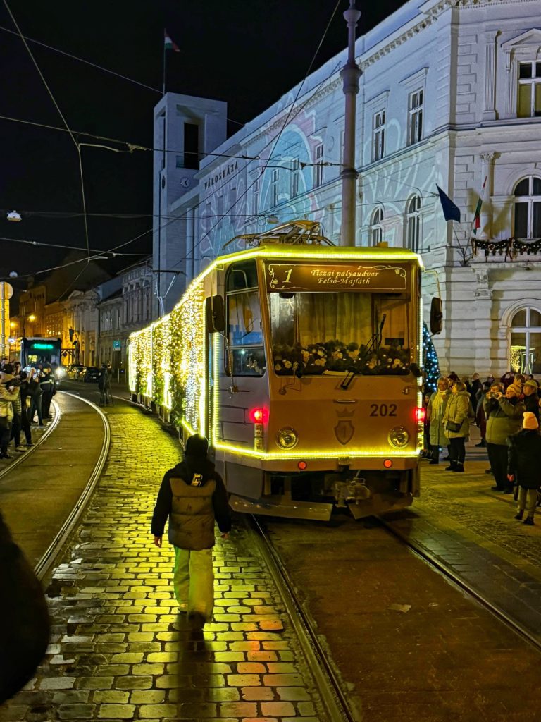 miskolc advent, adventi programok, karácsonyi vásár, adventi villamos miskolc, miskolc adventi villamos, miskolc karácsonyi vásár, adventi vásárok, karácsonyi vásárok, adventi villamos miskolc gyerekkel