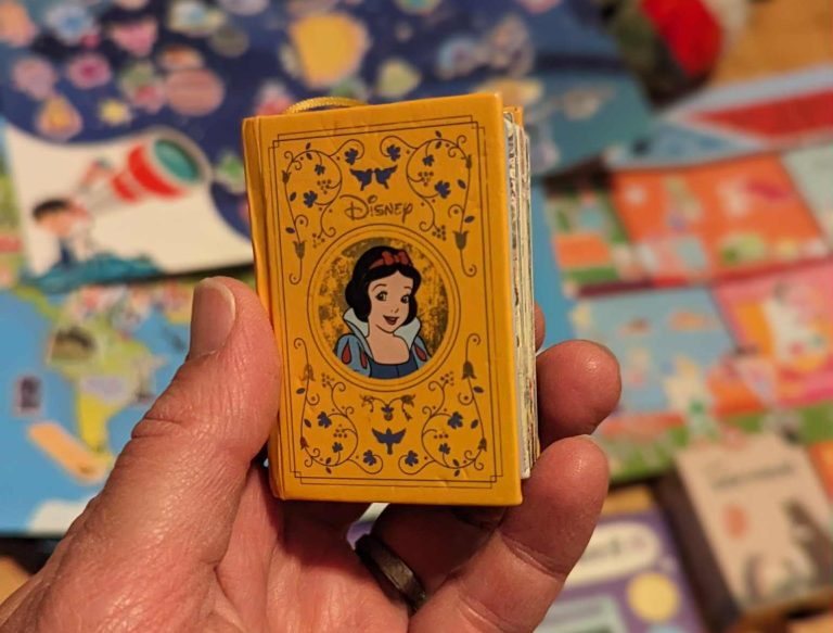 játékok autóban utazós játékok gyerekeknek Disney mini mesekönyv