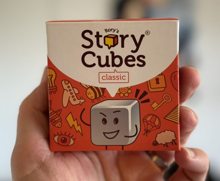 Játékok autóban, utazós játékok gyerekeknek story cubes mesélő kockák