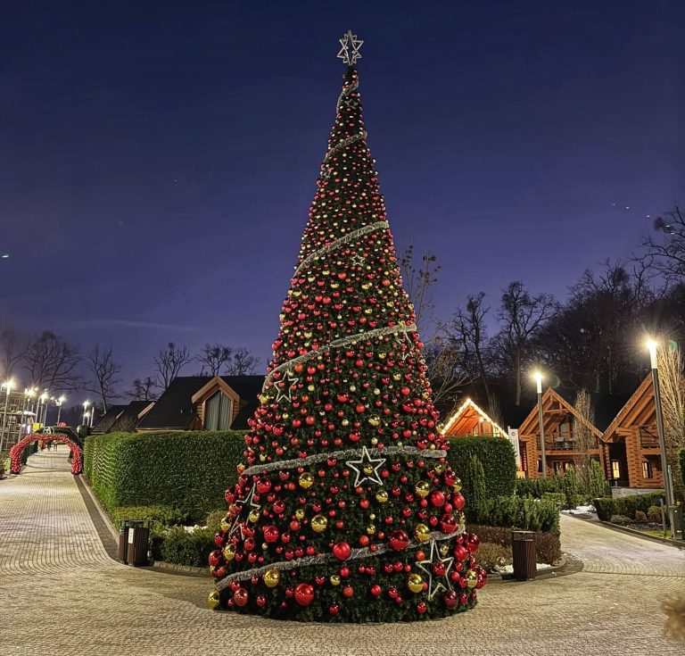 miskolc advent, adventi programok gyerekkel, karácsony Miskolctapolca, Avalon park, karácsonyfa, fények, díszek, világítás, dekoráció