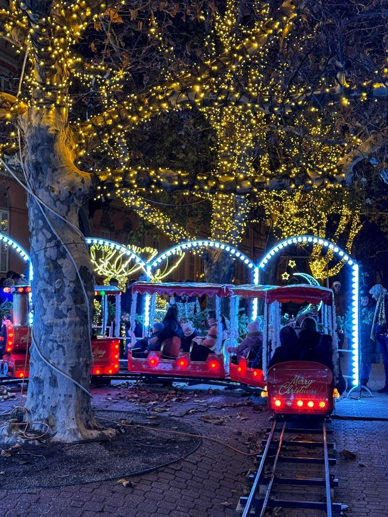 miskolc advent, adventi programok, karácsonyi vásár, adventi villamos miskolc, miskolc adventi villamos, miskolc karácsonyi vásár, adventi vásárok, karácsonyi vásárok, adventi villamos miskolc kisvonat gyerekkel