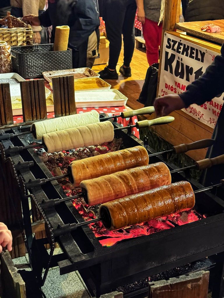 miskolc advent, adventi programok, karácsonyi vásár, adventi villamos miskolc, miskolc adventi villamos, miskolc karácsonyi vásár, adventi vásárok, karácsonyi vásárok, adventi villamos miskolc kürtőskalács gyerekkel