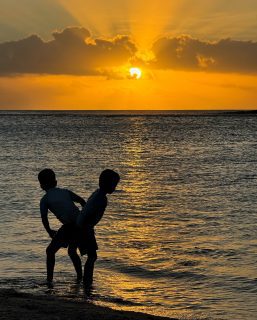 A legszebb naplemente, amit valaha közösen átéltünk 🌅
Festeni sem lehetett volna tökéletesebbet 🙏🏼

Az életünk korántsem tökéletes, de ezekért a pillanatokért megéri küzdeni.

És ezeket az élményeket senki sem veheti el tőlünk 💛

Ti hol láttátok a legszebb naplementét?

📍Tonga

#utazoanya #utazásgyerekkel #utazikacsalád #család #családiutazás