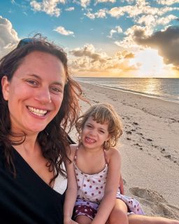 🇹🇴Tongai Királyság🇹🇴
A világ egyik legritkábban látogatott országa. És mi 6 éves ikrekkel, és egy Dravet-szindrómás kislánnyal jutottunk el ide. Ez ténylegesen a paradicsom volt 🌿 A zöld zöldebb, mint bárhol. A naplemente szebb, mint bárhol. A szívem csordultig tele.🙏🏼🥹

Nem tudom szavakkal kifejezni, mit érzek. Otthonról, a kanapéról megálmodtam. A lehetetlent.

És itt vagyunk, Tongán. Ahol a szállásadó egész kókuszdiókat készít be a hűtőbe. Ahol banán terem a kertben. És ahol a helyiek szelfiznek velünk, mert annyira ritka, hogy turistákkal találkoznak - főleg magyarokkal 🥹

Ez már több, mint hála, amit érzek. Sokszor azért is hálás vagyok, ha nem kòrházban kell feküdnöm Miával, hanem otthon lehetek.

De megtanultam, hogy amíg nem kórházban vagyunk, merni kell nagyot álmodni. És néha még annál is nagyobbat.✨🌎

Köszönöm, hogy a családommal eljuthattam Tongára 🙏🏼🥹😭🇹🇴🌴

#utazoanya