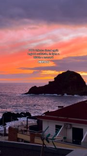 🏠 Szállás Madeirán 🌸

📌 Mentsd el 📌

Az egy hét alatt 2 szállásunk volt a 3 gyerekkel, mert azt a tippet kaptam, hogy a sziget 2 különböző pontján lakjunk.

Az első 4 éjszakát Porto Monizban töltöttük. A szállásokat bookingon foglaltam. Elsőre meglepődtem, mert viszonylag drágának találtam az árakat Madeirán (nem egy Balkán 🙈).

Viszont azt kell hogy mondjam, amit ezért az árért kaptunk, fantasztikus volt! Én ekkora apartmant még nem làttam 😳 és a brutál hatalmas teraszról ez a látvány fogadott minden reggel.

Azt szokták mondani, hogy a déli part a napsütéses, északon pedig zordabb az idő, de nekünk itt szerencsénk volt, és csak első éjjel volt vihar, utána végig tiszta volt az idő.

Aki babával, totyogóval érkezik, kiságyat is tud kérni. Gond nélkül adtak Miának 🙏🏼 A szállásadó kedves volt és segítőkész. Volt mosógép, így tudtunk mosni.

Annyi volt a “nehézség”, de aki túrázni jön Madeirára, úgyis mindegy lesz, hogy a harmadikon laktunk lift nélkül 😄

A szállás neve: Costa Azul, és nekünk 5 főre 133 euro volt egy éjszaka.

Vannak kisebb apartmanok is, amik olcsóbbak, nem tudom azokból milyen a kilátás.

A parkolás Porto Monizban fizetős, a szálláshoz tartozott 4 magánparkoló, de tudni kell, hogy csak akkor fér el 4 autó, ha szorosan egymás mellé állnak 🙈 A 4 nap alatt 1x nem fértünk be, a többi napon mindig volt helyünk 🙏🏼

🏖️ Làtnivalók és programok sétatávra:
Porto Moniz lávamedencék (van fizetős és mellette ingyenes verzió is)
Aquarium
Boltok
Éttermek

A családom azóta is emlegeti, milyen szuper helyen laktunk Madeirán 🥹 a másik is szuper volt egyébként, arról nem lesz külön videó de szívesen megírom a nevét ♥️

#utazoanya #gyerekkelvagyok #madeira #portugália #utazzbabával