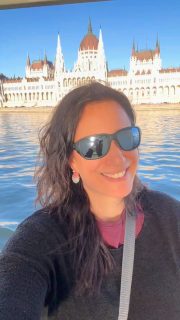 🌸🌿Tavaszi családi hajózás ⛴️ reklám
Fedezd fel Budapestről indulva a Dunakanyar szívében fekvő, mediterrán hangulatú Szentendrét a gyerekekkel 💕🌼 ami most tavasszal a legszebb arcát mutatja.

❗️Az UTAZOANYA20 kóddal 20% kedvezmény jár a Mahart járataira 🥳

📌Mentsd el ezt a tökéletes egész napos gyerekprogramot, amit nem érdemes kihagyni idén tavasszal ✨

Mi is elmentünk a 3 gyerekkel, és szuperül érezte magát mindenki 😍

A Mahart hajójárata a Vigadó térről indult 10.30-kor, és kb. délre értünk Szentendrére.

Önmagában a hajókázás is nagyon lekötötte a gyerekeket, ettünk, ittunk, kártyáztunk, de a legjobb, hogy csak nézelődtünk és csodáltuk a festői kilátást.

Szentendrén így töltöttük el az időt:

🥙Ebéd az Álomlángosban
⛲️Japánkert: zöldellő park, a gyerekek órákig figyelték a halakat és a békákat
🛝A mellette levő parkban van játszótér
🚃Retro Design Center, azaz a Retro múzeum: nagymamáink idejéből megmaradt tárgyak, tv maci, és ami a fiaimat a legjobban lekötötte: retro autók, amiket ki lehet próbálni! Egy buszban is lehetett sofőrt játszani 😁
☂️Séta Szentendre bájos, macskaköves belvárosában
🍦Fagyi a Dolce Vita Cukrászdában
🍔A hazaútra feltankoltunk vacsival a Mickey’s Chicken & Burgerben

A hajó ötkor indult vissza, és gyorsan vissza is értünk Budapestre, miközben a csodás dunai látképben is gyönyörködhettünk.

Ha egy igazán tartalmas családi programot keresel, akkor ne keress tovább, mert már meg is találtad 🥰

Menjetek el ti is!

🔹2 éves korig ingyenes
🔹Családi jegy: személyesen, a jegypénztárnál vásárolható
🔹Az UTAZOANYA20 kódal 20% kedvezményt kapsz

Kinek van tervben ez a program? 🥰

#utazoanya @mahartcruises #mahart #szentendre #programajánló #gyerekkelvagyok