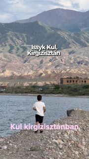 Kirgizisztáni utunk egyik fénypontja ✨
Annyi szép hely van Kirgizisztánban, és a hegyek is lenyűgözőek voltak, de ha az országban jársz, az Issyk Kult ne hagyd ki 🥰
Mi az északi parton töltöttünk el először 2 éjszakát, később pedig 4-et a déli parton, összesen 3 különböző szálláshelyen.
Érdekesség, hogy nincs még annyira kiépülve a tó körül az infrastruktúra, de látszik hogy a következő 5-10 évben hatalmas változások jöhetnek 👀 Nagyon épülnek az utak és a hotelek, szállások.
Most viszont csak olyat találtam, ahol közös volt a fürdőszoba. Szerintem a gyerekekkel eddig elkerültük ezeket a helyeket, de 3-ból 2x szuperjól működött.
A jurta nagyon tetszett a családnak 🥰 ráadásul azt last minute foglaltam be mert újra kellett tervezni az utunkat amìg ott voltunk. De mivel itt kevés a turista, ez sem okozott gondot, és minden szállás 15-23 ezer forint között mozgott 5 főre per éjszaka, reggelivel (3-ból 2 helyen).
Sok hely van a strandon, a klíma pedig kellemes volt júliusban is.
Ti eljönnétek ide?
#Kirgizisztán #gyerekkelvagyok #utazásgyerekkel #utazoanya #középázsia