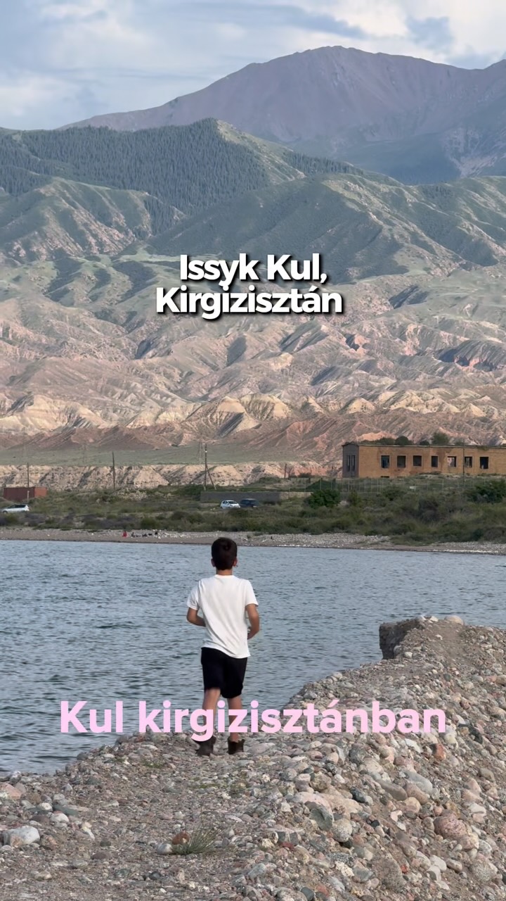 Kirgizisztáni utunk egyik fénypontja ✨
Annyi szép hely van Kirgizisztánban, és a hegyek is lenyűgözőek voltak, de ha az országban jársz, az Issyk Kult ne hagyd ki 🥰
Mi az északi parton töltöttünk el először 2 éjszakát, később pedig 4-et a déli parton, összesen 3 különböző szálláshelyen.
Érdekesség, hogy nincs még annyira kiépülve a tó körül az infrastruktúra, de látszik hogy a következő 5-10 évben hatalmas változások jöhetnek 👀 Nagyon épülnek az utak és a hotelek, szállások.
Most viszont csak olyat találtam, ahol közös volt a fürdőszoba. Szerintem a gyerekekkel eddig elkerültük ezeket a helyeket, de 3-ból 2x szuperjól működött.
A jurta nagyon tetszett a családnak 🥰 ráadásul azt last minute foglaltam be mert újra kellett tervezni az utunkat amìg ott voltunk. De mivel itt kevés a turista, ez sem okozott gondot, és minden szállás 15-23 ezer forint között mozgott 5 főre per éjszaka, reggelivel (3-ból 2 helyen).
Sok hely van a strandon, a klíma pedig kellemes volt júliusban is.
Ti eljönnétek ide?
#Kirgizisztán #gyerekkelvagyok #utazásgyerekkel #utazoanya #középázsia