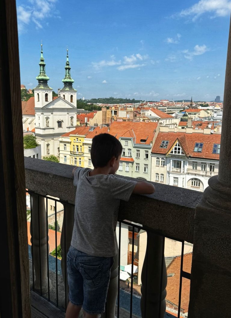 Brünn Brno gyerekkel városháza szép kilátás