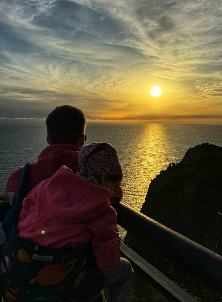 Cabo Girao skywalk Madeira kilátás gyerekkel naplemente