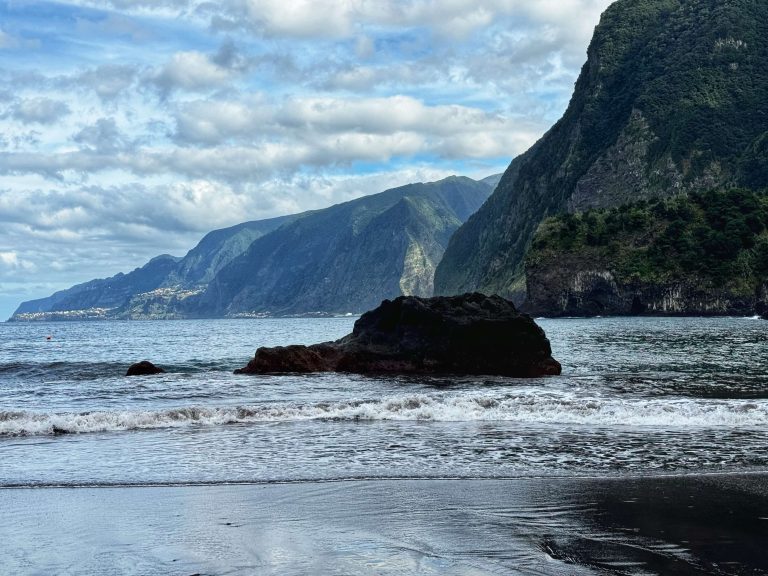 Seixal fekete homokos part Madeira látnivalók