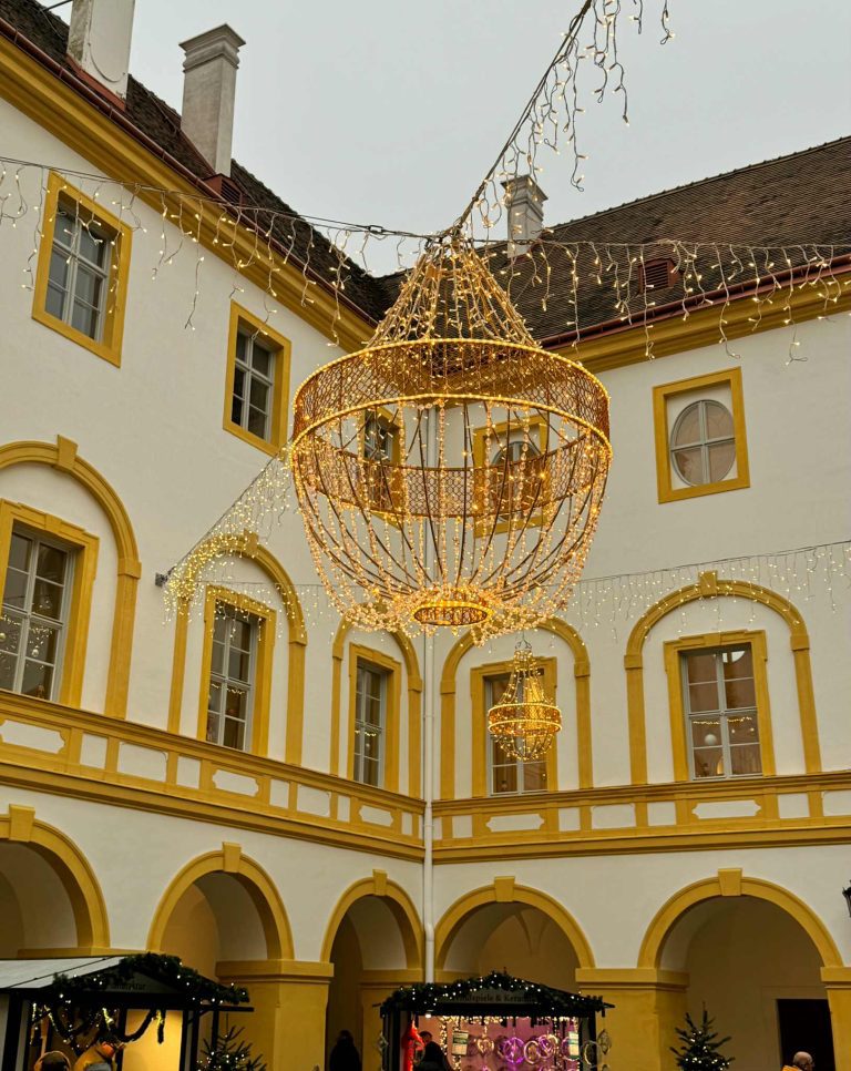bécs adventi vásár helyett schloss hof kastély, ausztria karácsony