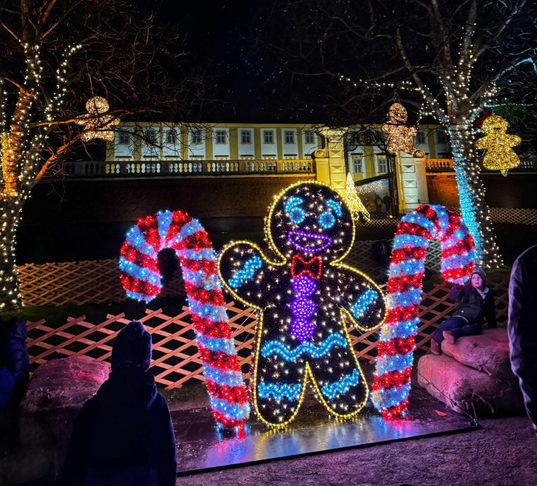 ausztria karácsonyi vásár bécs helyett Schloss Hof fényjáték gyerekkel