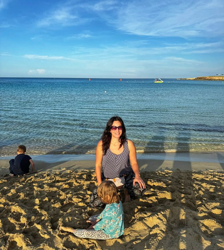 Ciprus nyaralás strandok homokos tengerpart gyerekkel utazoanya