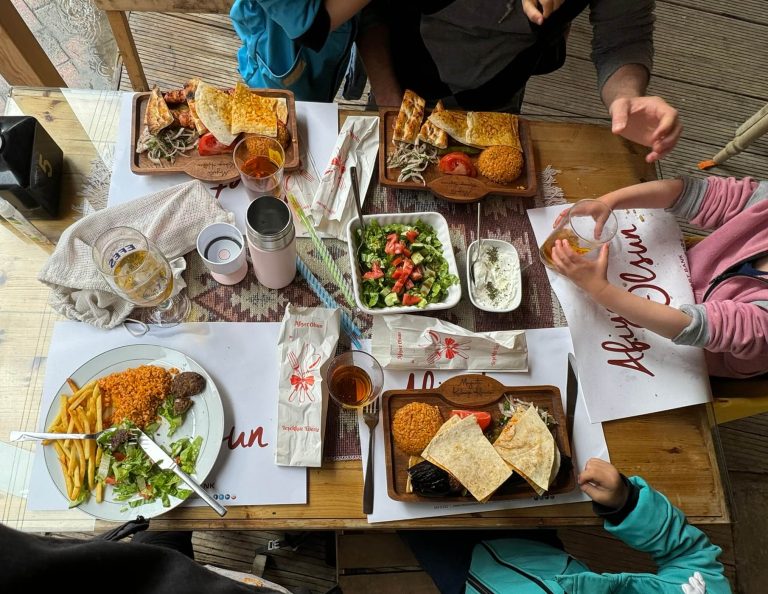 Nicosia Észak-ciprusi Török Köztársaság gyerekekkel török ételek családdal