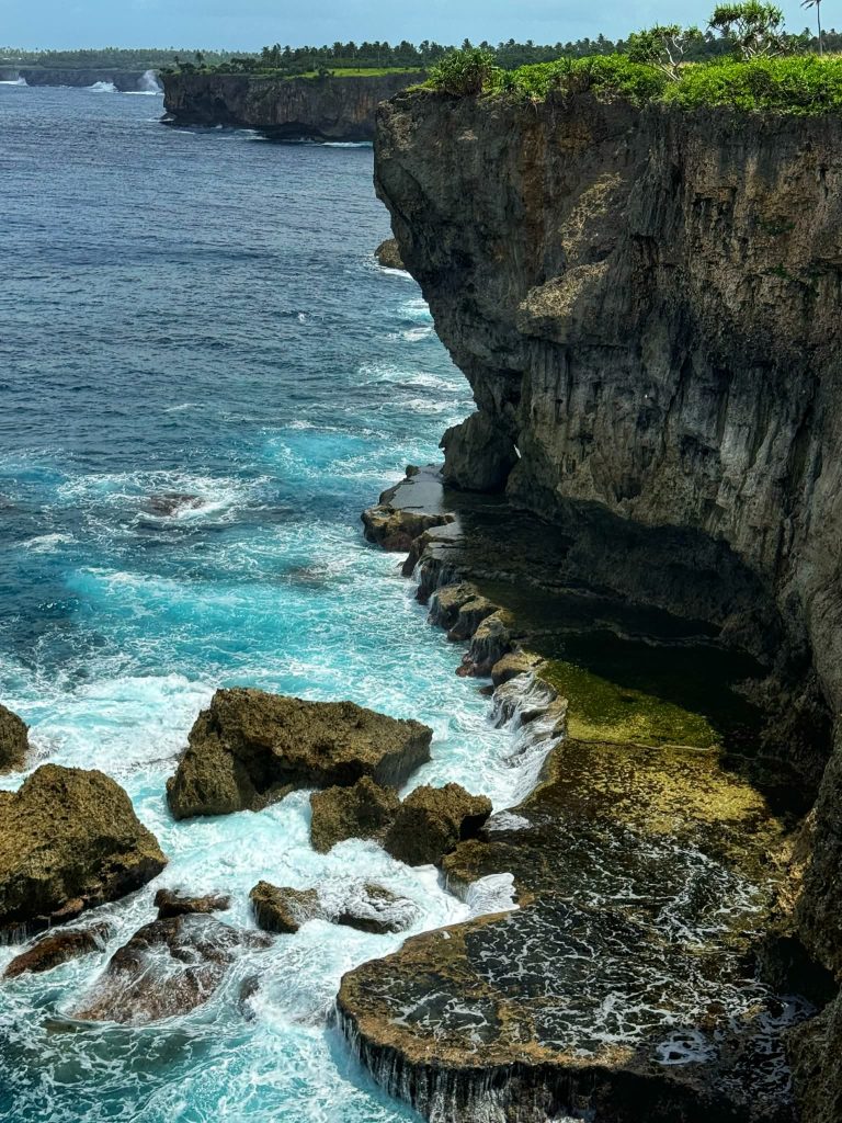 Tonga hatalmas szikla látnivaló családdal utazoanya