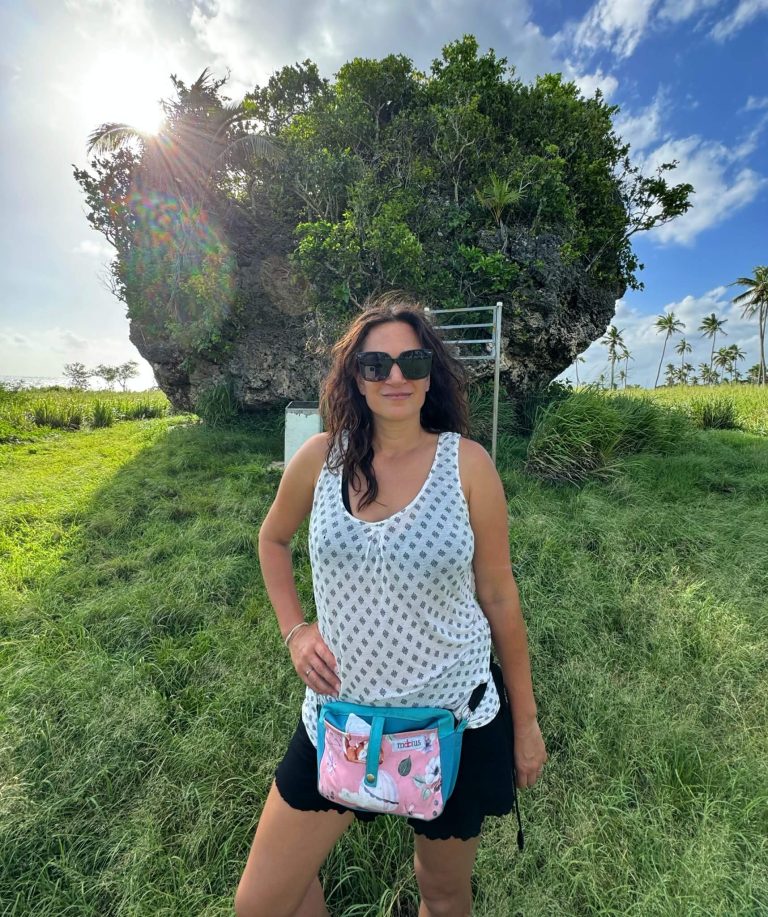 Tsunami Rock Tonga utazóanya utazás gyerekkel