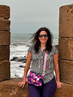 Képeslapok Szavírából (Essaouira)
Avagy egy bájos, kék-fehér halászváros az Atlanti-óceán partján 💙 | sajtóút
Érdemes ide ellátogatni, ha szereted a friss tengeri levegőt, szellősebb medinákat (motorosok nélkül) és a friss tengeri herkentyűket 🦀
A Skala du Port monumentális kőfalai, a régi ágyúk és a fejünk felett köröző sirályok garantáltan elvarázsolják a gyerekeket.
Mi pont belecsöppentünk a halpiac kellős közepébe 🐟 és még arra is volt lehetőség, hogy frissen fogott osztrigát kóstoljunk (1 euróért).
Szerinted kipróbáltam?
Természetesen igen 🥰 Sosem hagynék ki egy ilyen különleges élményt!
Egy fantasztikus helyen ebédeltünk: Dar Baba Restaurant, ahol egy hatalmas polip lett a főételem 😳
Az étterem design pedig egyszerűen zseniális!
Fél órára a várostól található az Arganomade, ami egy fenntartható, öko-tudatos projekt, ahol a berber női kooperatívák munkáját támogatva ismerhetitek meg a folyékony aranyként tisztelt argánolaj készítését.
Itt találkoztunk az egyik legidősebb fával is, ami olyan 200 éves lehet.
Jártál már itt?
#essaouira #marokkó #marokkógyerekkel #utazoanya #utazzgyerekkel