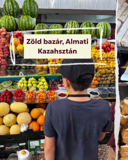 Ezt az élményt ne hagyjátok ki Almatiban a gyerekekkel 🍇🇰🇿

📍Zöld Bazár, Almati

A Zöld Bazár Almaty legrégebbi, legközpontibb és legfontosabb ételpiaca.  A helyiek a mai napig ide járnak vásárolni.

A kereskedés már az 1870-es években megindult ezen a helyen a Selyemút mentén.

Ha szereted az érzékszervi kavalkádokat, ahol a kereskedők azonnal mosolyogva nyújtják a finomságokat a gyerekeknek, akkor itt a helyetek.

Lapozd végig a finomságokat 🥰

✨ Amiket mindenképp érdemes megkóstolni:

🍱 Koreai részleg: Elképesztő kimchik és különleges saláták válogatása (a kazahsztáni koreai közösség gasztronómiai öröksége).

🧀 Tejtermékek: a kurut a sós, szárított sajtgolyó, a kumis a savanykás erjesztett kancatej (nomád népek ikonikus nemzeti itala), és beszereztünk egy édes sajtot is (zhent).

🥩 Húsos csarnok: A híres lóhús és a tradicionális lókolbász (kazy) világa.

🫚Aszalt gyümölcsök és magvak: Óriási halmokban áll a mazsola, a füge, a mogyoró és a pisztácia.

🥟Friss samsa: A szaftos, húsos táskák a gyerekek abszolút kedvencei lettek.

🍫Édességek: A helyi Rahat csokoládé Kazahsztán legnevesebb és legnagyobb múltú édességgyára.

🥤Frissen préselt gránátalmalé, narancslé vagy mangó.

💡 Hasznos tipp: Hétfőnként zárva tart. Vigyetek magatokkal készpénzt (KZT), és érkezzetek délelőtt, amikor a legnagyobb a pörgés.

Te megkóstolnád a lókolbászt vagy inkább a koreai finomságokra szavazol? Írd meg kommentben! 👇

#Almaty #Kazakhstan #utazoanya #gasztrokaland #utazásgyerekkel