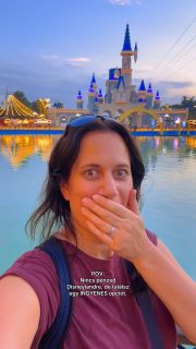 Ha nem szeretnél vagyonokat költeni Disneylandre… akkor íme egy hely, ami rá emlékeztet, a belépés pedig ingyenes! 🏰
Persze ez nem a Disneyland, hanem… a neve: Magic City.
Ez egy 21 hektáros szórakoztatóközpont, ahol látványos építészettel, esti fényshow-val, zenélő szökőkutakkal és vidámparki játékokkal találkozhatunk.
Vannak éttermek, büfék, kávézók, és lehet fagyizni is. 🍦
A Magic City közepén található hatalmas mesterséges tóban hajókázni vagy vízibiciklizni is lehet.
Életem legkülönlegesebb WC-je is itt található. Fizetős, de nagyon megéri kipróbálni! 🤭
Érdemes esti fényekben ide látogatni. Mivel 36 fok volt nappal, mi nem is bírtuk volna ki másképp, este is vagy 30 fok volt.🤪✨
Az árak alacsonyak, mint kb. mindenhol Üzbegisztánban, ahol jártunk.
Ha Tashkentben jársz, írd fel a listádra a Magic Cityt, “Közép-Ázsia Disneylandjét”.
Te eljönnél ide?
Írd meg kommentben.♥️
Közép-ázsiai gyerekes kalandokért pedig kövess be: @utazoanya
#utazoanya #utazzgyerekkel #gyerekkelvagyok #üzbegisztán #tashkent