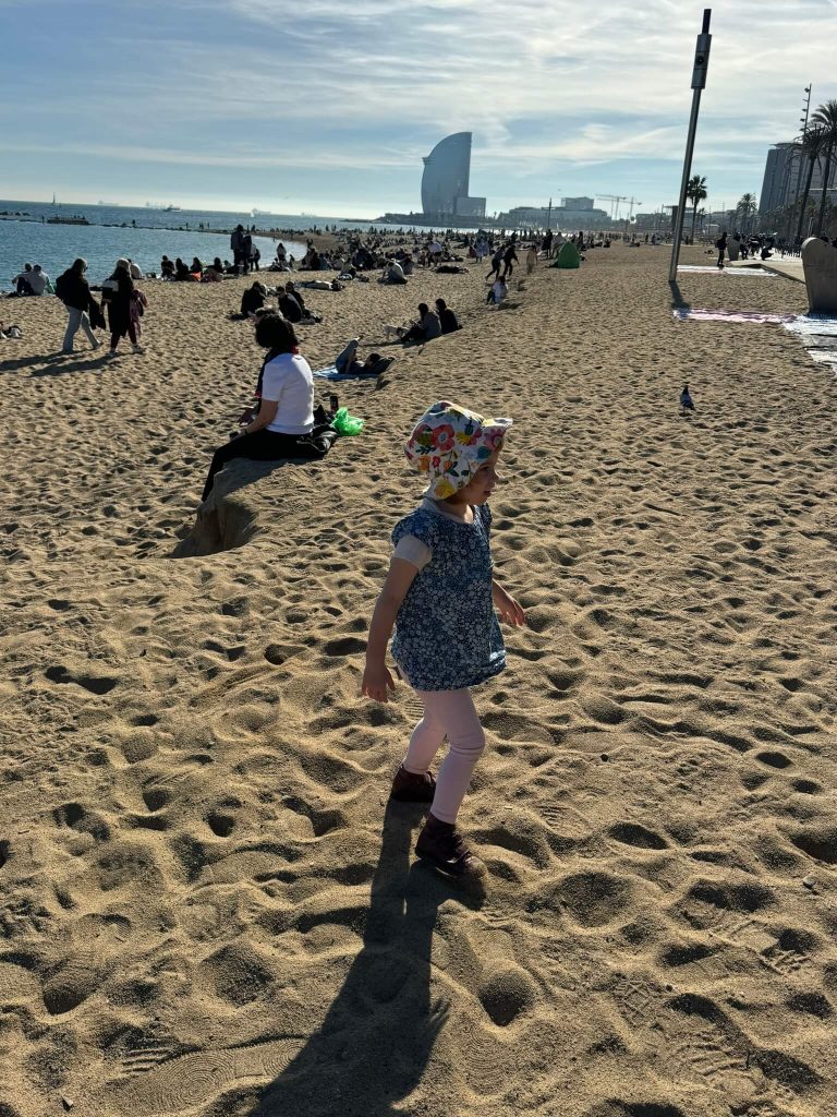 La Barceloneta gyerekkel strand Spanyolország