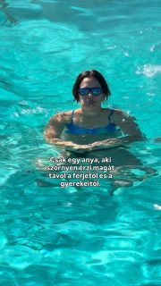 Üdv Korfuról! 🇬🇷🏝️🥳
A húgom repjegyeket kapott a születésnapjára, ezért “kénytelen” voltam elrepülni vele valahová, hogy szegény ne legyen egyedül 🙏🏼🥲

Mivel az október az egyik legjobb hónap arra hogy találjunk a közelben egy kis napsütést és tengert úgy, hogy már ne legyenek tömegek és az árak is jelentősen alacsonyabbak legyenek, elkezdtem repjegyeket nézni, és Korfura találtam szuper olcsó lehetőséget.

Péntek estétől hétfő estig 3 teljes napunk volt Korfun, és a repjegy 20 ezer forint volt per fő.

3 aktív napunk volt, egész nap jöttünk-mentünk, tömegközlekedéssel.

Amire nem számítottam: olyan meleg volt, hogy még fürdeni is lehetett! Még szerencse, hogy a hosszúnadrág és pulcsi mellé elfért a kézipoggyászban a bikini és a strandtörülköző is!

De befért még a hátizsákba egy sál, termosz, szendvicsek és nasi.

A Kalifától pont az utazás napján érkezett egy ajándékcsomag, így bedobtam egy csomag karamellás datolyát, wasabis mogyorót, sós pörkölt mandulát és pisztáciát is. Isteni volt mindegyik (és életmentő), köszönjük!
@kalifapage (reklám)

Idén ez volt a 2. alkalom, hogy gyerekek nélkül utaztam külföldre (a marokkói sajtóút után), összesen pedig a 3. (Tavaly Gdanskba repültünk a karivásárba).

Igyekeztem feltöltődni sok pozitív energiával, hogy aztán újult erővel folytassam az intenzív 3 gyerekes mindennapokat.

Természetesen nem szenvedtem, azt gondolom érezhetjük jól magunkat néha a csalàdunk nélkül is, akkor is ha közben hiányoznak.

Korfu pozitív meglepetés volt. Ti jártatok már ott?
És szoktatok a csalàd nélkül utazni?

#utazoanya #korfu #gyerekkelvagyok #görögország #utazóanya