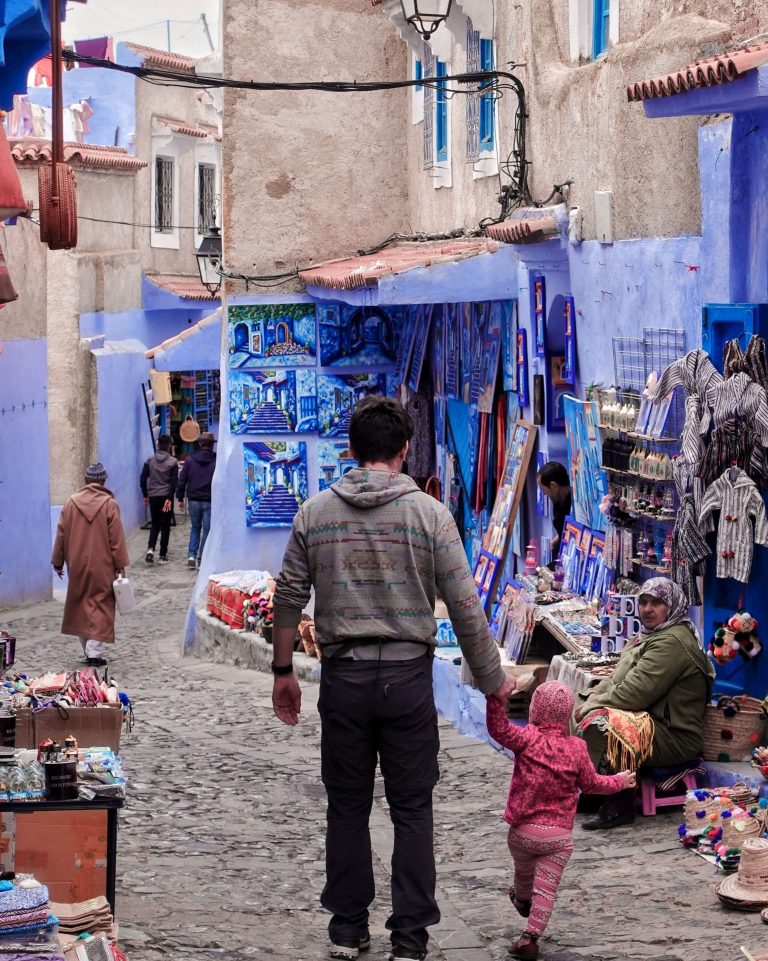 Chefchaouen kék város Marokkó gyerekkel