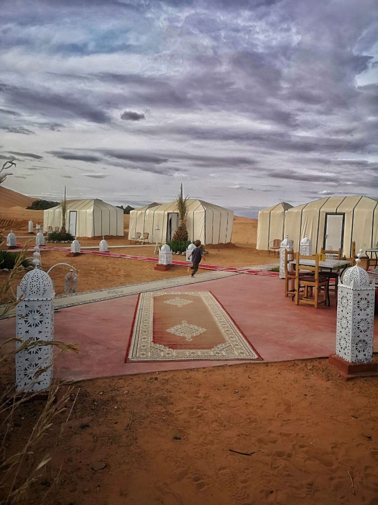 Szahara Merzouga luxussátor Marokkó látnivalók gyerekkel